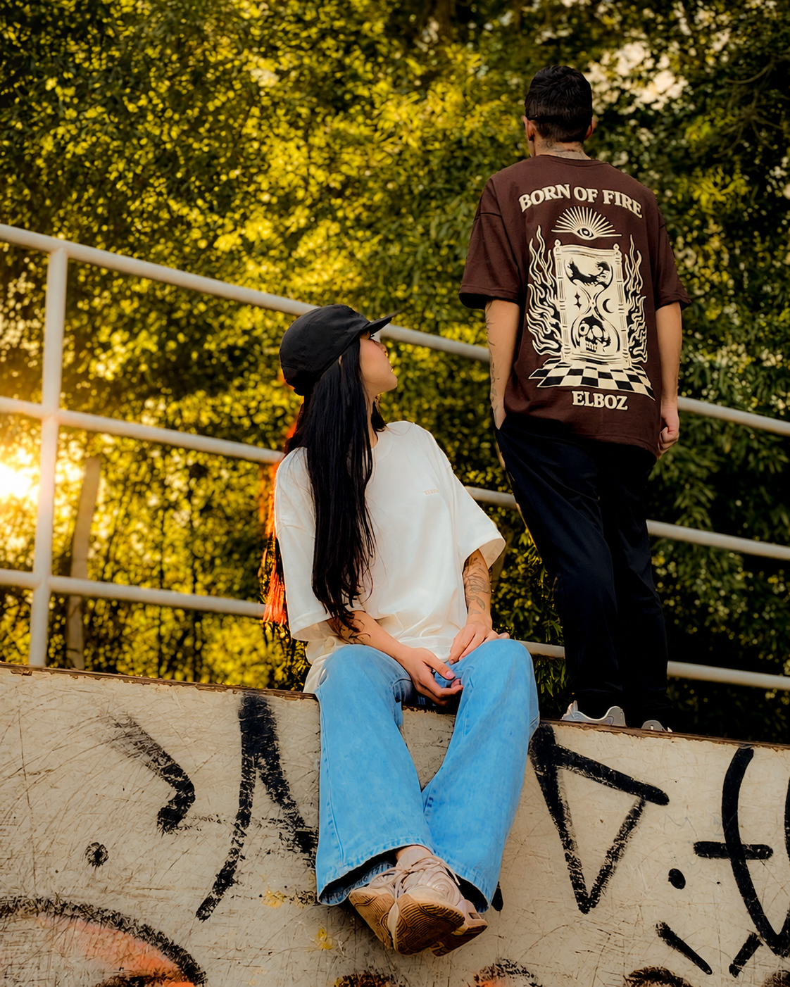 Casal vestindo Elboz; ele de costas com a estampa Never Lost — Find your way